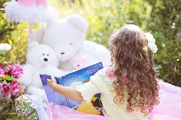 little-girl-reading-912380_640