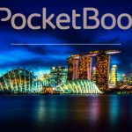 Na pierwszym planie napis PocketBok, w tle Singapur nocą
