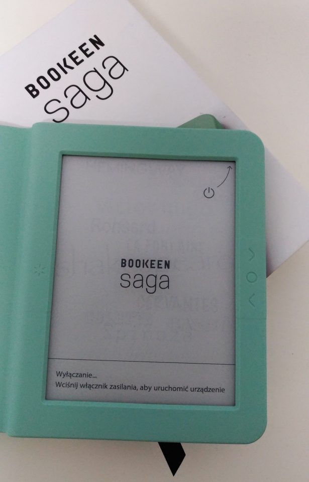 czytnik książek, ebook reader pdf, ebook reader , Bookeen Saga, czytnik ebooków, czytnik ebooków z podświetleniem, frontlight, ebook, czytnik książek elektronicznych, jaki czytnik ebookow, Opakowanie, Bookeen Saga. Książka.