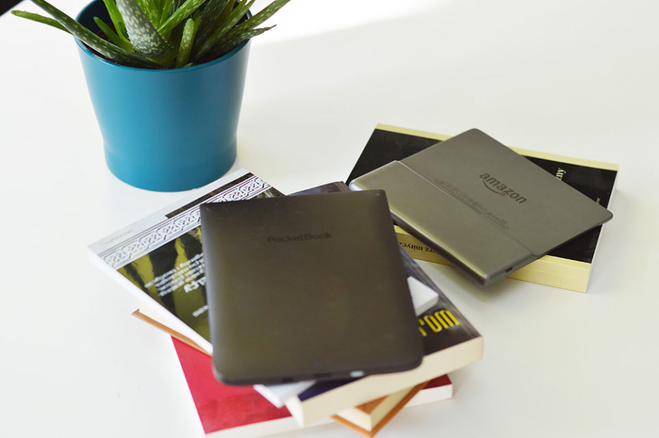 Pocketbook InkPad 3 i Kindle Oasis 2 od tyłu wygląd porównanie