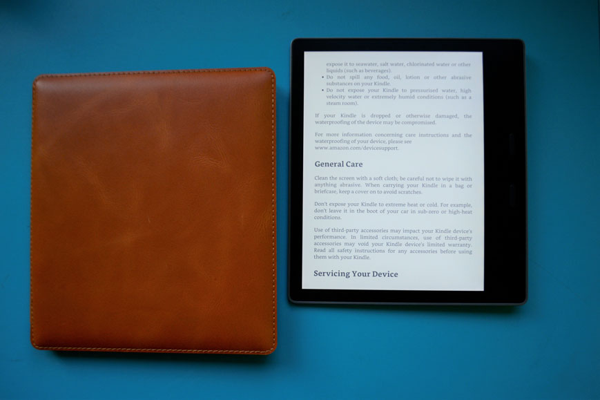 Kindle Oasis 3 ze z brązowym etui zabezpiecza ekran czytnika e-booków przed pęknięciem.