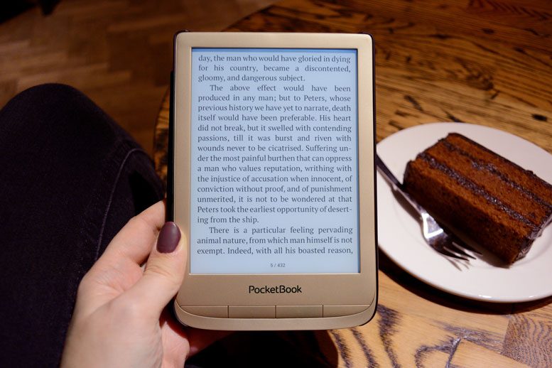 PocketBook Touch Lux 4 Gold tani  czytnik e-booków z ekranem 6-cali idealny na świąteczny prezent.