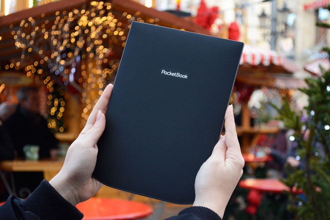 PocketBook InkPad X posiada gumowy, prążkowany tył obudowy.