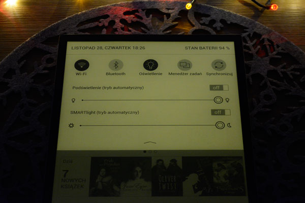 PocketBook InkPad X wyposażono w podświetlenie SmartLight doskonałe do wieczornej lektury.