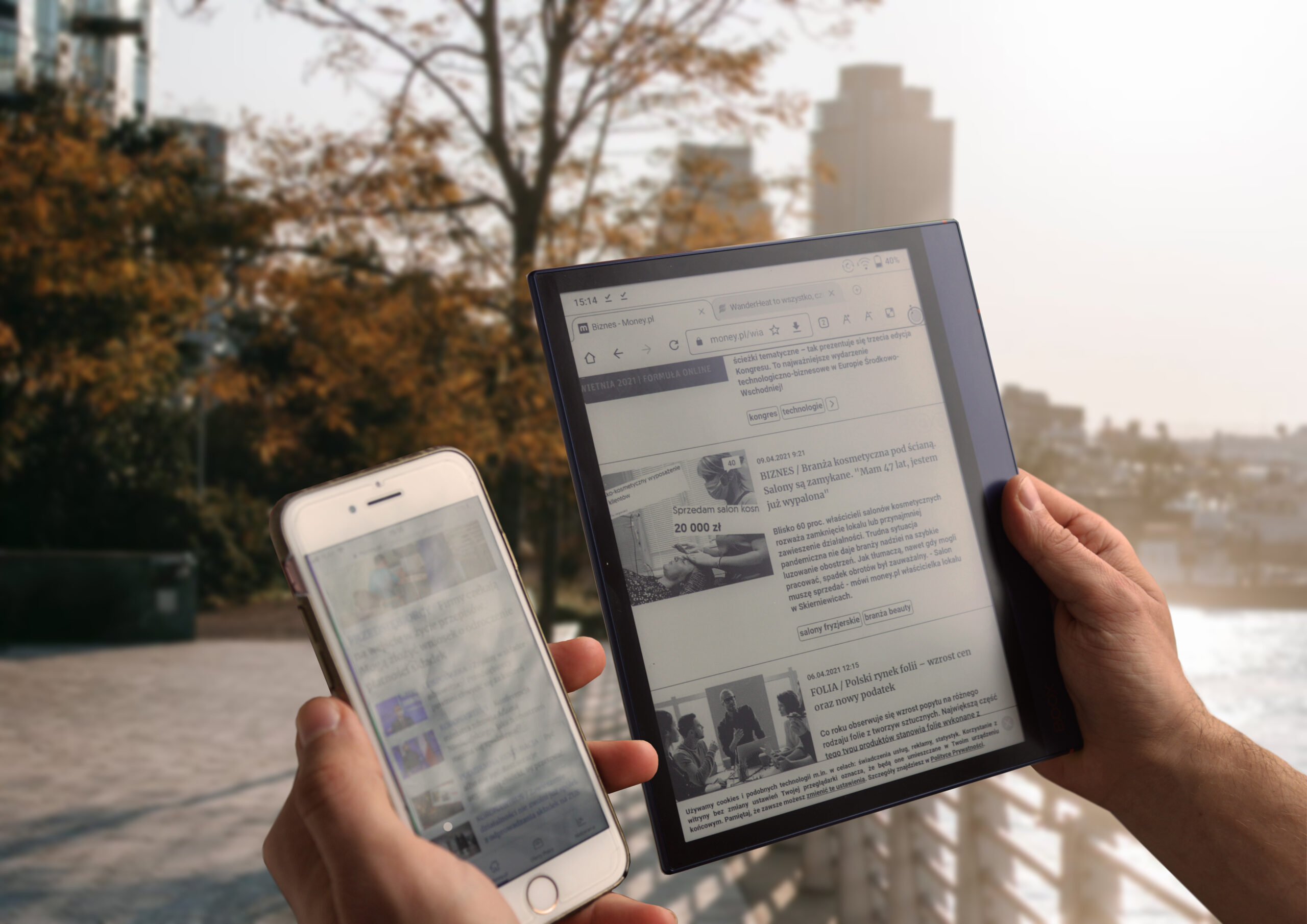 Porównanie ekranu E-Ink i ekranu smartfona LCD.