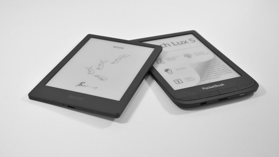 Czytniki Onyx Boox Poke 4 Lite (z lewej) oraz PocketBook Touch Lux 5 (z prawej)