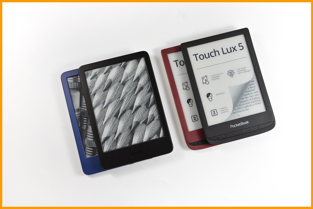 Kindle 11 (z lewej) i PocketBook Touch Lux 5 (z prawej)