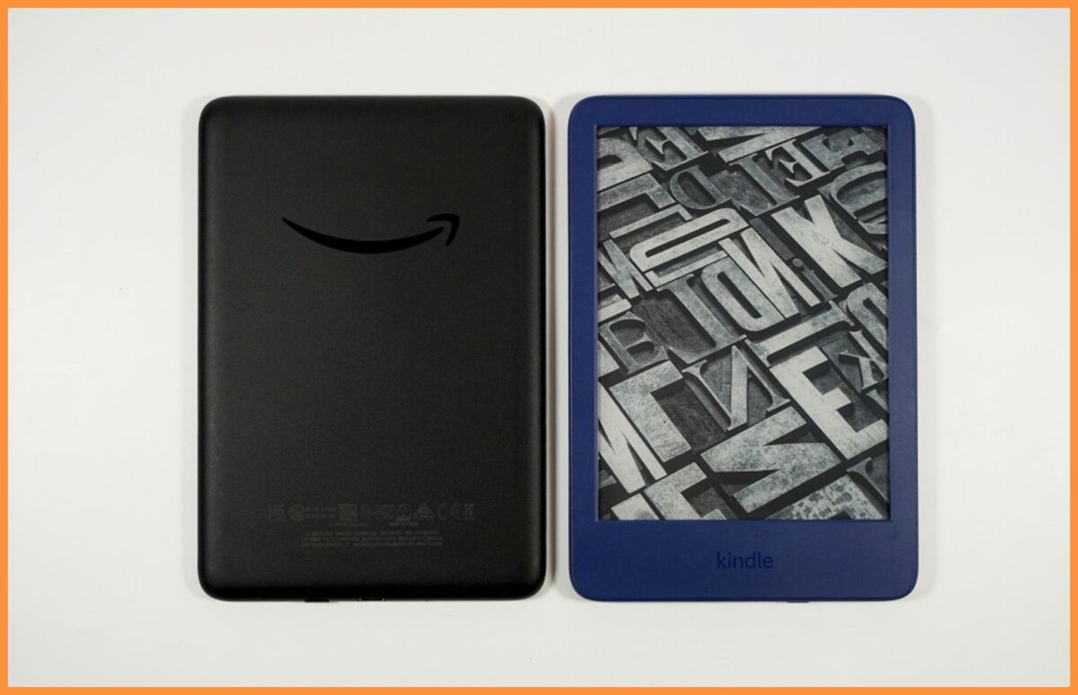 Czytniki do książek elektronicznych Kindle 11 z 2022 roku i 2024 roku, stojące obok siebie na białym tle.