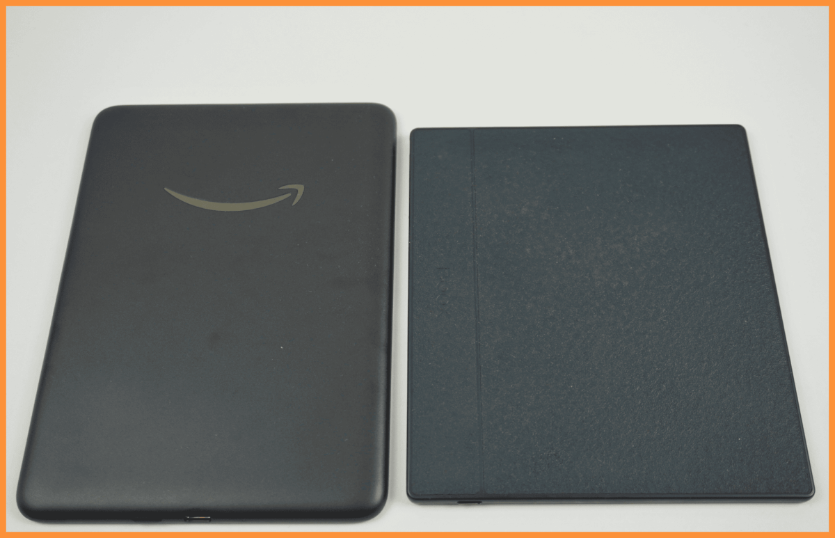 wygląd tyłu czytników Onyx Boox Go Color 7 II oraz Kindle Colorsoft SE