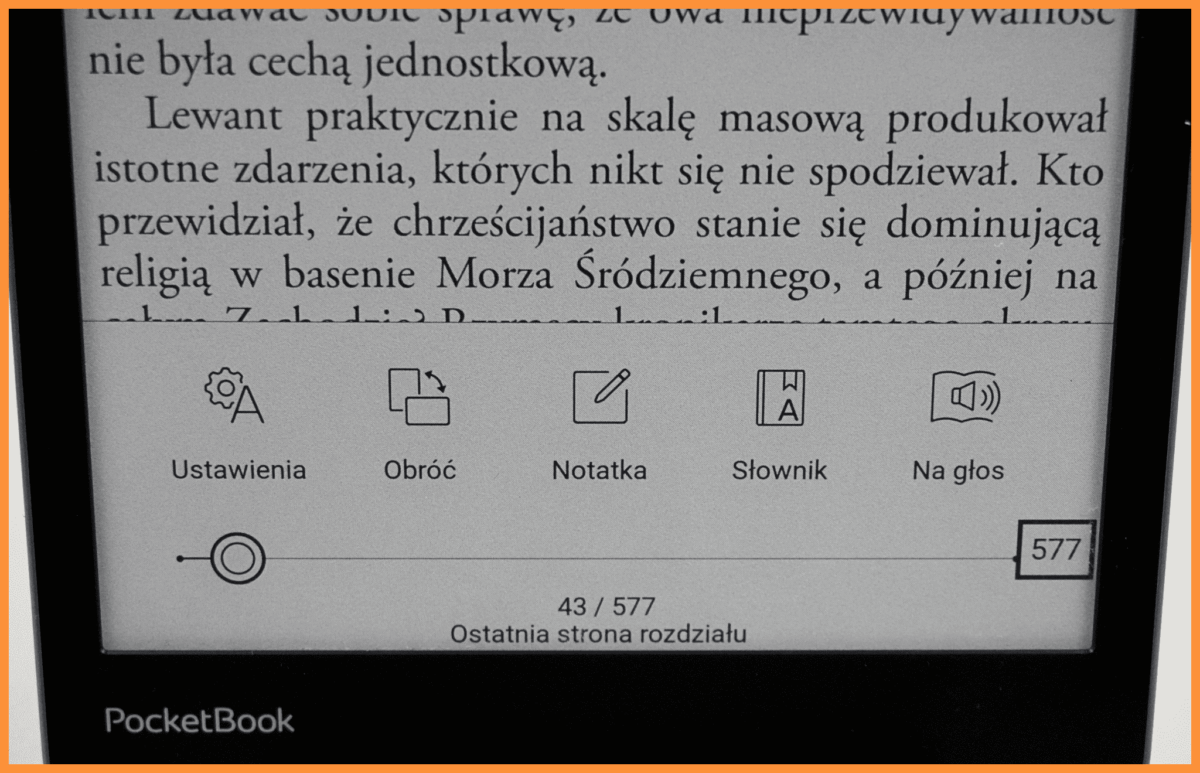 Na czytniku PocketBooks przedstawione są dostępne opcje interakcji z tekstem podczas czytania ułatwiające dostępność dla ludzi z różnymi potrzebami, czytanie tekstu na głos oraz opcje dostosowania czcionki. 