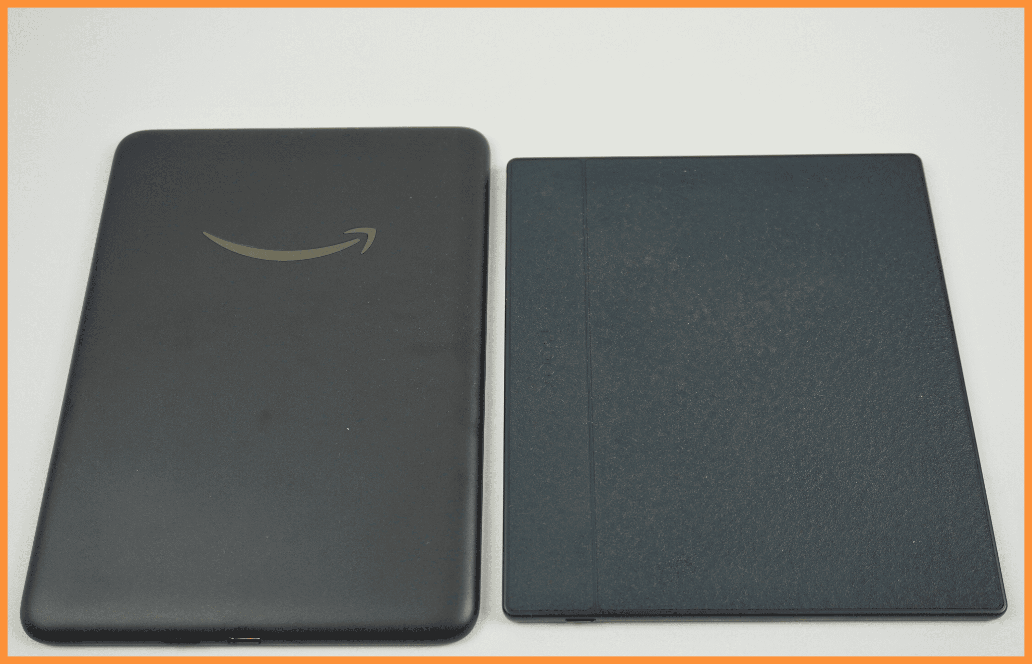 wygląd tyłu czytników Onyx Boox Go Color 7 II oraz Kindle Colorsoft SE