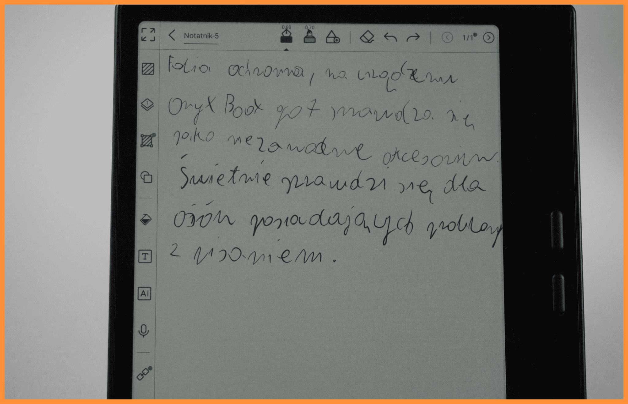 Pisanie na czytniku bez folii – widać, że rysik sunie po gładkiej powierzchni, przez co litery wyglądają mniej precyzyjnie.