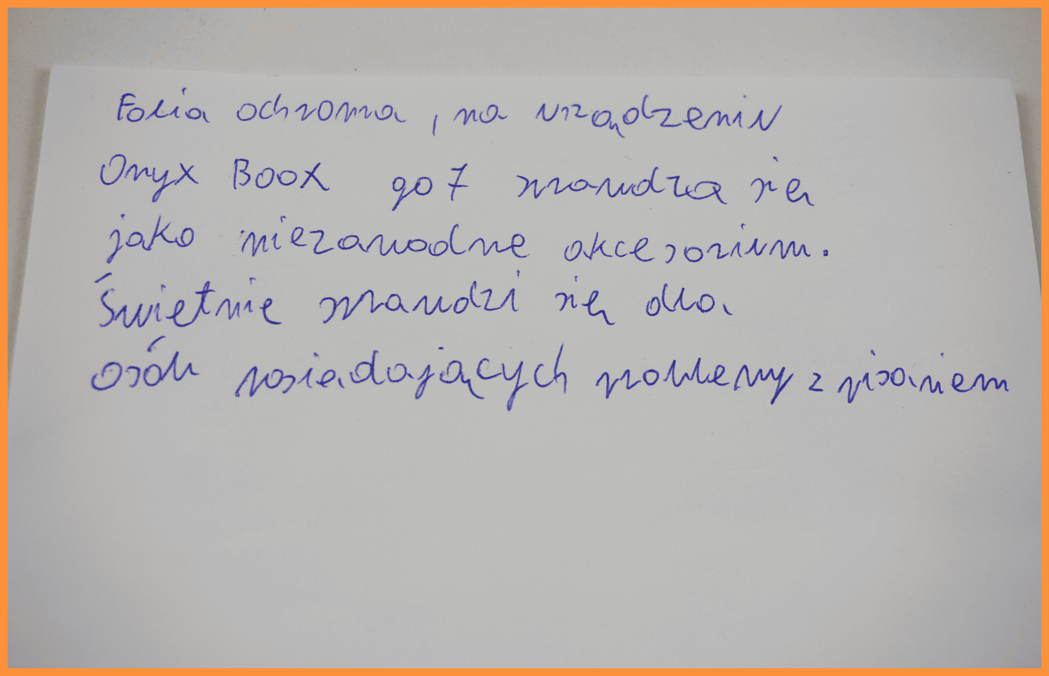 Porównanie z kartką papieru – dla pełnego obrazu zestawiliśmy efekt notowania na folii z tradycyjnym pismem. Różnica jest minimalna, co najlepiej pokazuje, jak blisko realnych doznań udało się dojść dzięki dodatkowi od Boox. 