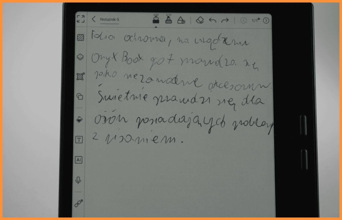 Pisanie na czytniku bez folii – widać, że rysik sunie po gładkiej powierzchni, przez co litery wyglądają mniej precyzyjnie.