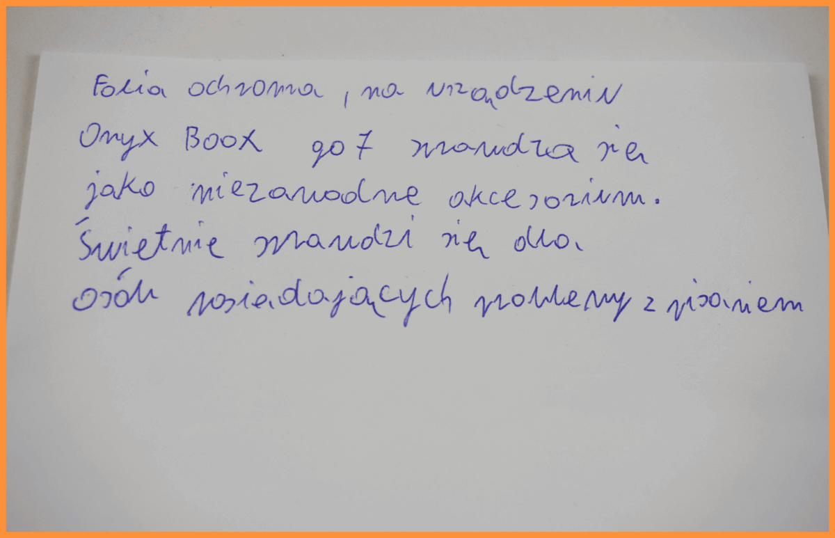 Porównanie z kartką papieru – dla pełnego obrazu zestawiliśmy efekt notowania na folii z tradycyjnym pismem. Różnica jest minimalna, co najlepiej pokazuje, jak blisko realnych doznań udało się dojść dzięki dodatkowi od Boox. 