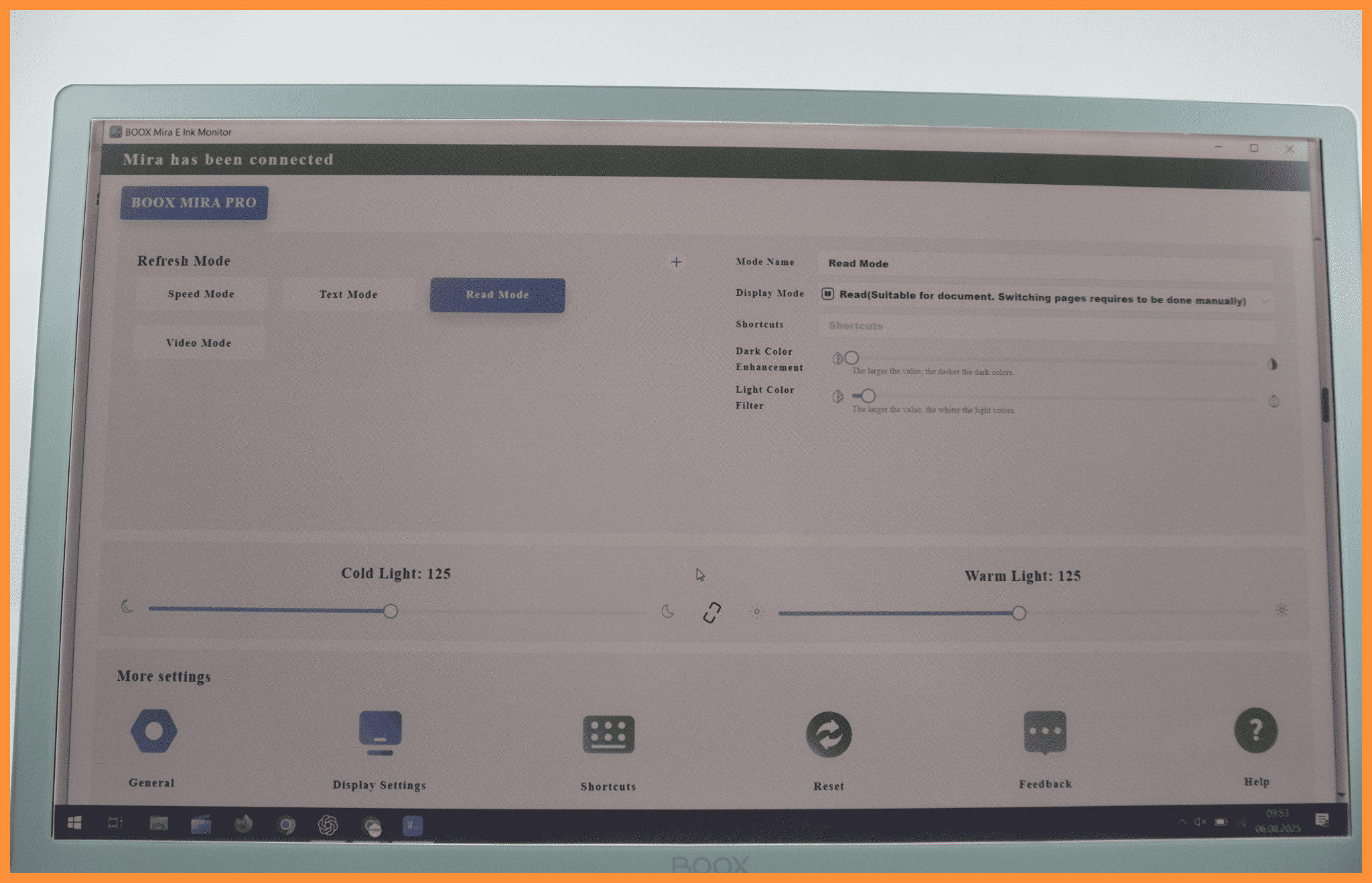 Monitor E-ink Onyx Boox Mira Pro Color przedstawiający aplikacje Mira