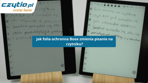 Dwa czytniki e-book, obok siebie, z tekstem na nich porównując wyraźność pisma z użyciem ochronnej foli do pisania Onyx Boox oraz bez