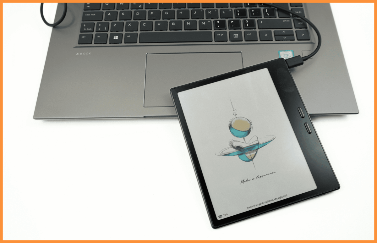 Zdjęcie przedstawia jeden z sposobów Jak przenieść e-booka na czytnik po przez podłączenie kabla