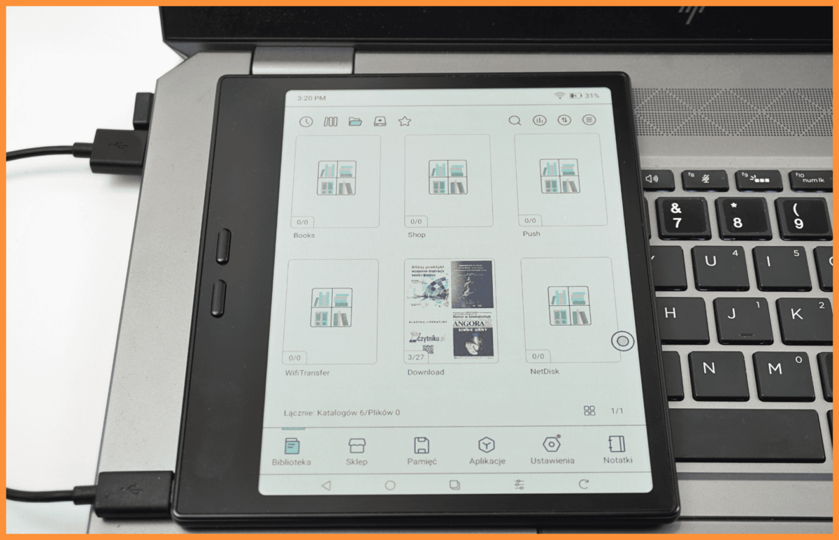 Zdjęcie przedstawia jeden z sposobów Jak przenieść e-booka na czytnik po przez podłączenie kabla