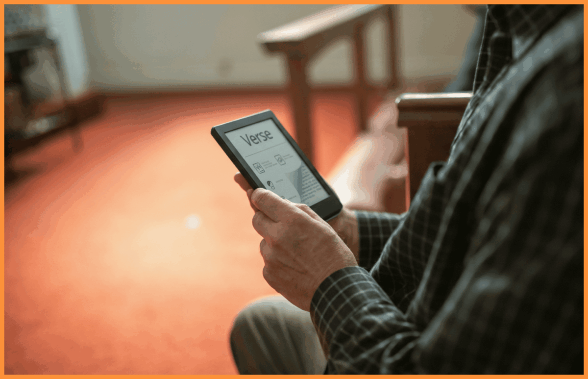 Czytnik e-book dla starszej osoby