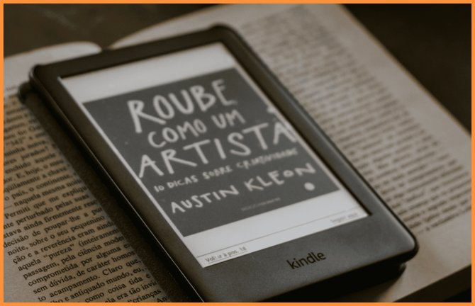 Czytnik e-book kindle leżący na książce