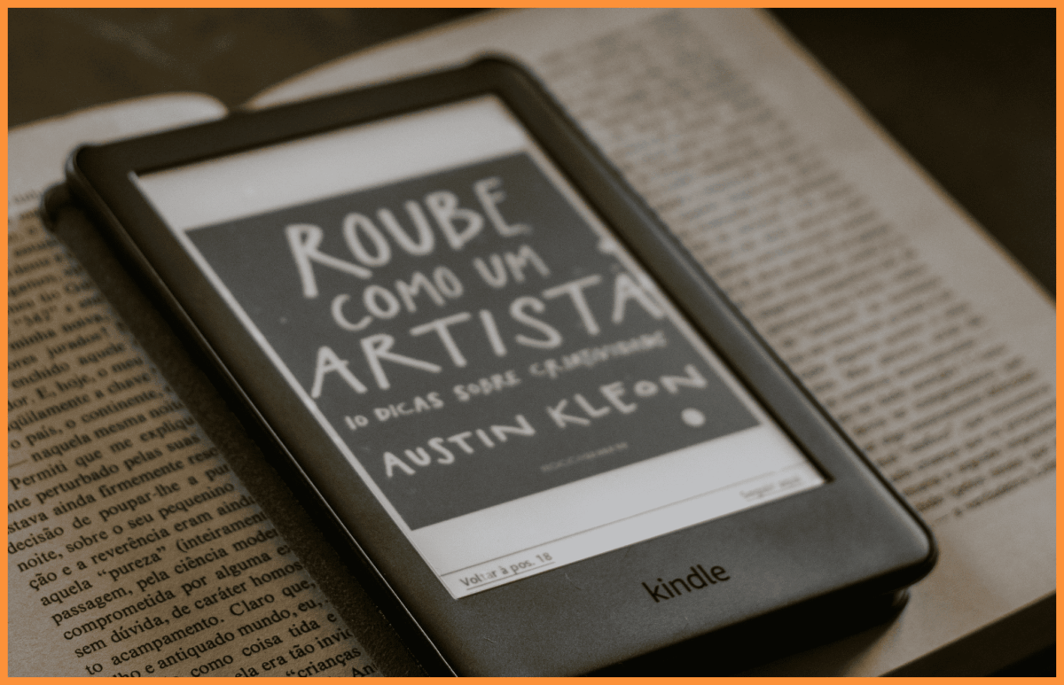 Czytnik e-book kindle leżący na książce
