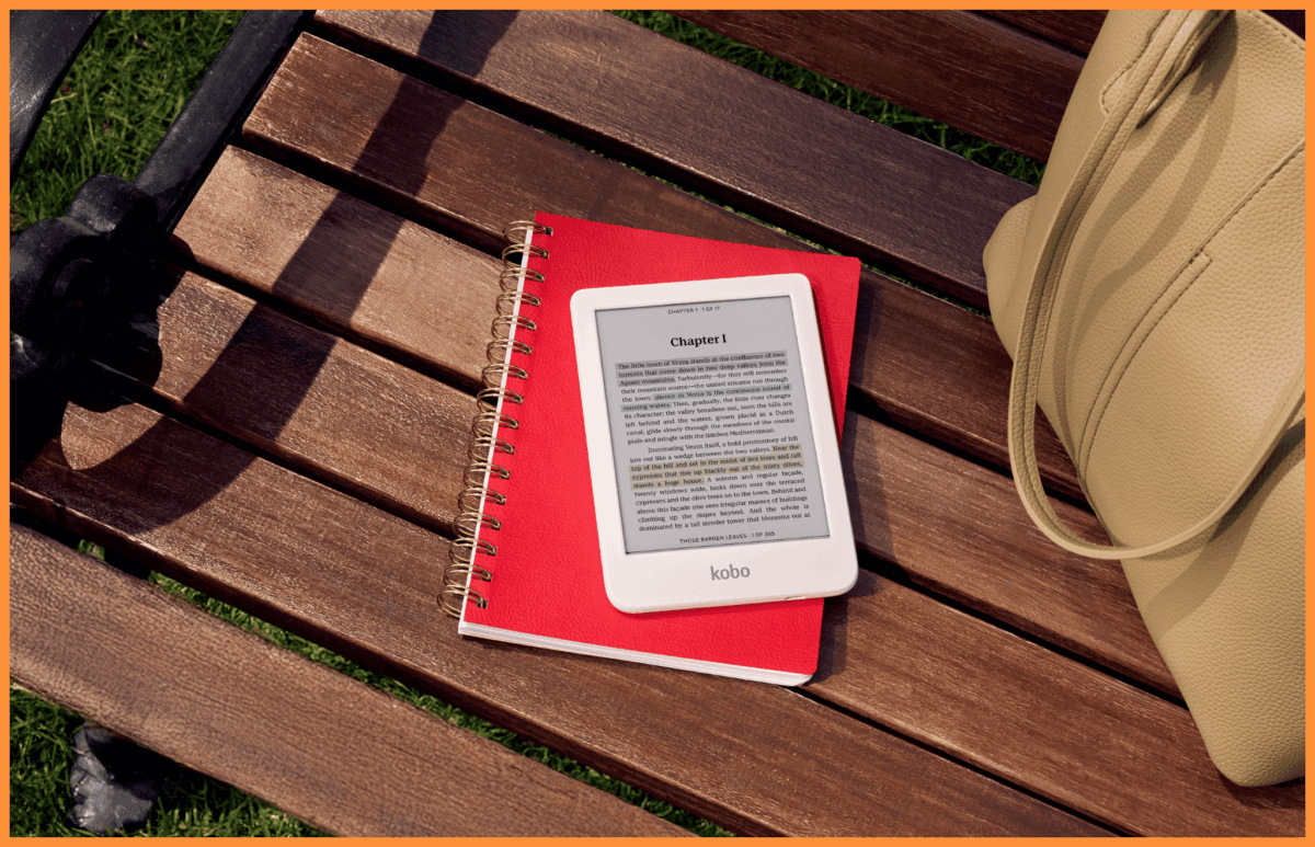 Czytnik e-book leżący na ławce