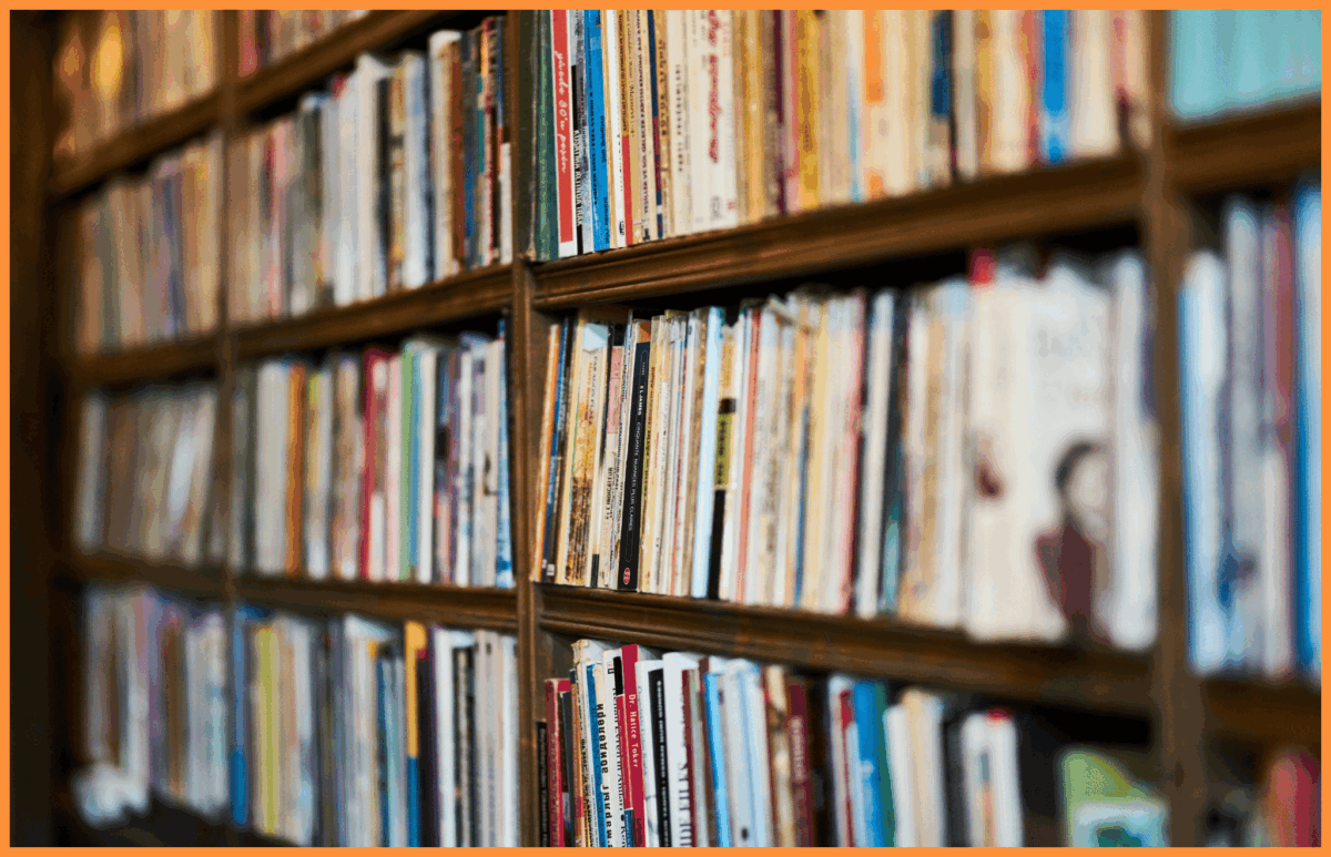 biblioteczka z książkami