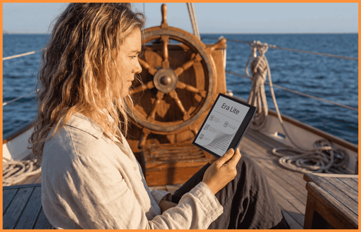 Czytnik e-book z ekranem E ink w rękach kobiety na statku