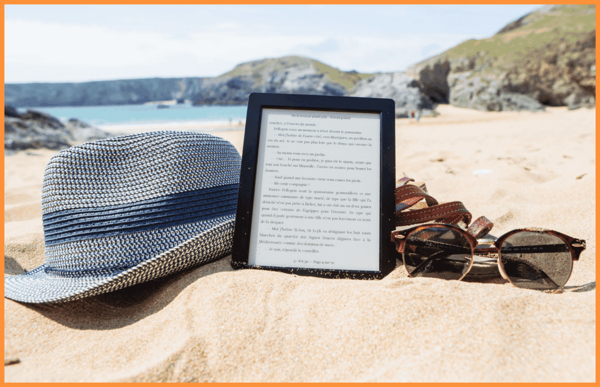 Czytnik E ink na plaży w piasku