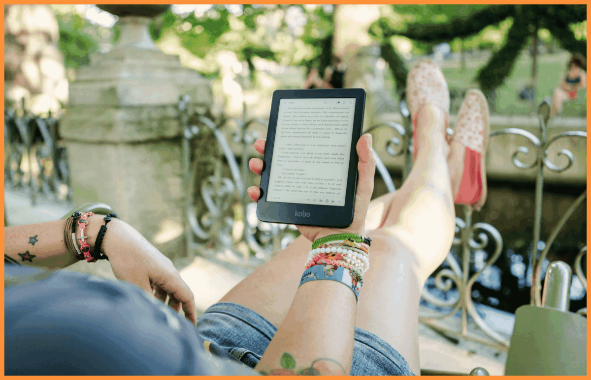 Czytnik e-book marki Kobo trzymany w ręce