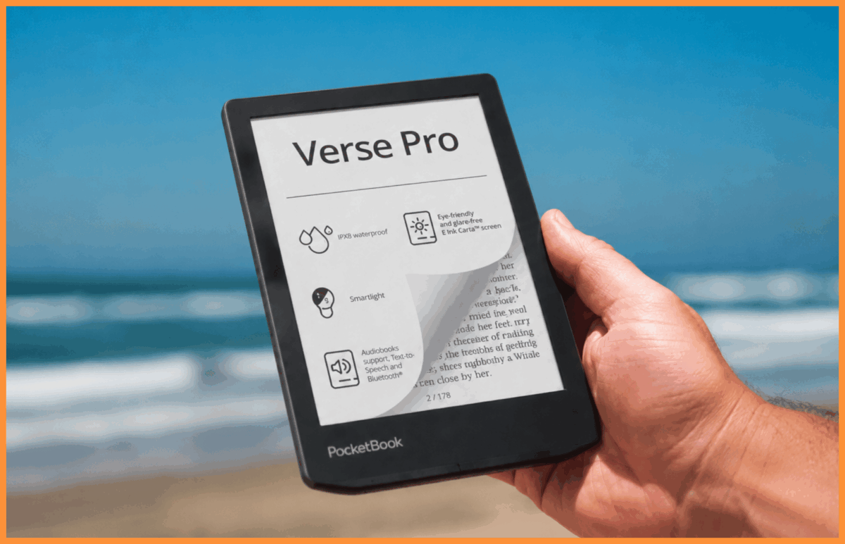 Czytnik e-book trzymany w męskiej ręce na plaży 