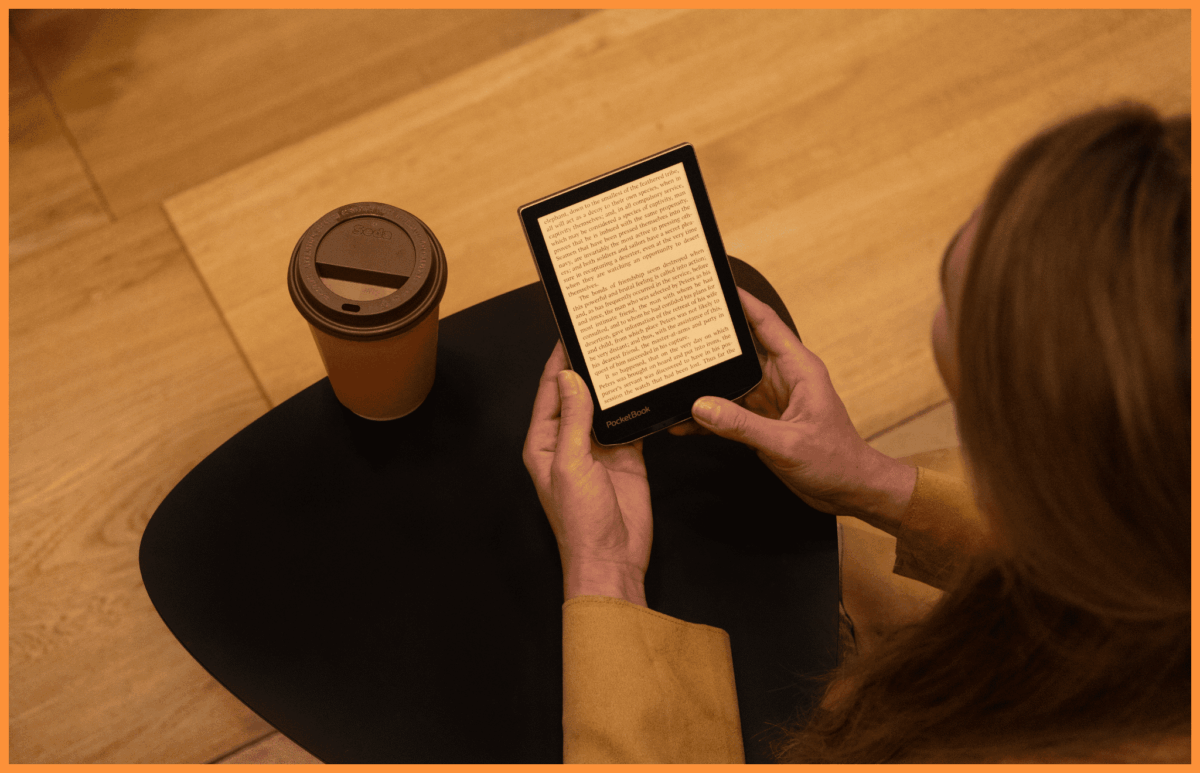 Kobieta trzymająca w ręce czytnik e-booków