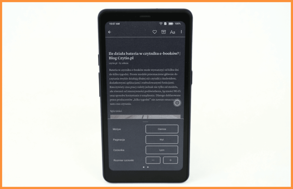 Czytnik e-book na białym tle