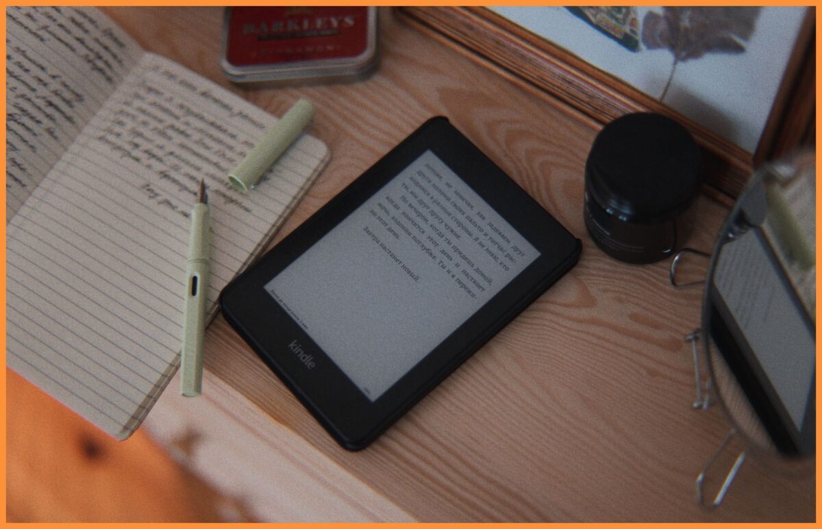 Czytnik Kindle używany do czytania publikacji naukowych.