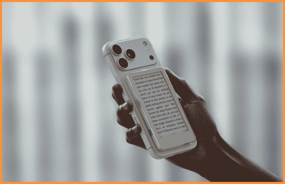 E-czytnik E Ink OB Picoo przypięty dzięki magnetycznemu etui do telefonu.