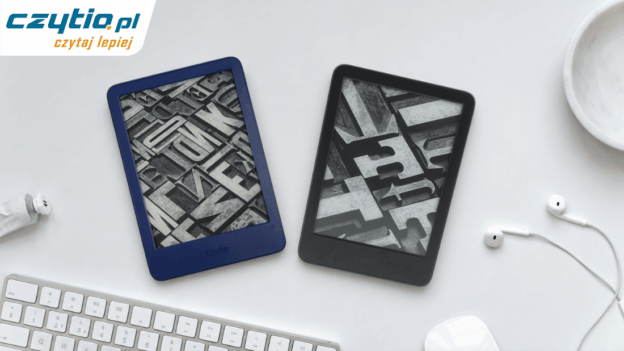 Dwa czytniki kindle 11 2022 i kindle 11 2024 na białym biurku.