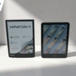 Czytniki E Ink Kindle Colorsoft Signature Edition i PocketBook InkPad Color 3 stoją obok siebie na białym biurku, na tle białej ściany.