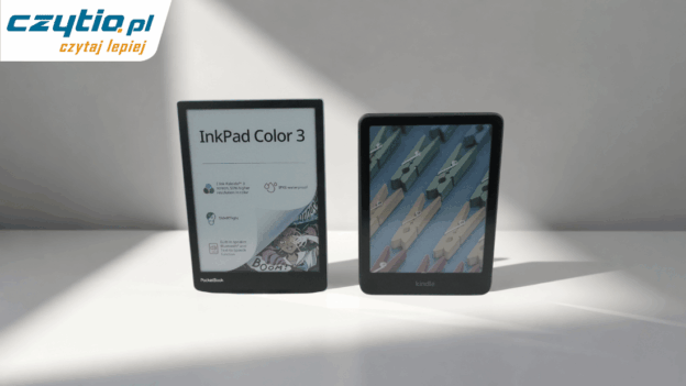 Czytniki E Ink Kindle Colorsoft Signature Edition i PocketBook InkPad Color 3 stoją obok siebie na białym biurku, na tle białej ściany.