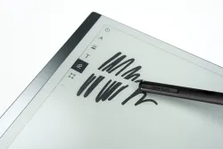 Elektroniczny notatnik reMarkable 2 z rysikiem i etui